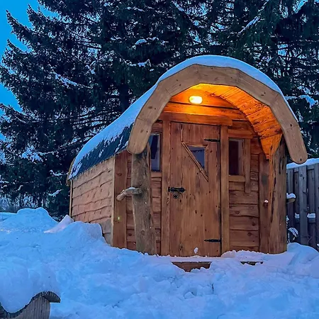 Сasa de vacaciones Charming Hideaway With Garden Sauna